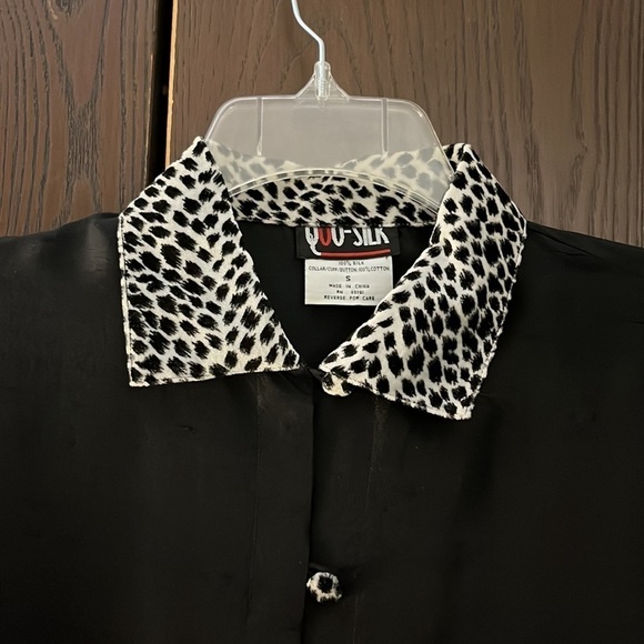 Quo Silk 100% silk black blouse with velvet cuff, button and collar. Size S - Picture 3 of 8